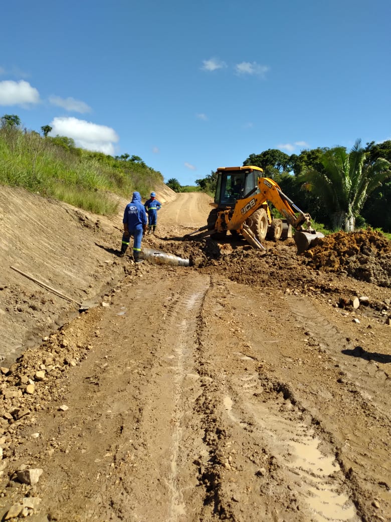 Operários da Emasa recuperam rede que quebrou em Nova Ferradas