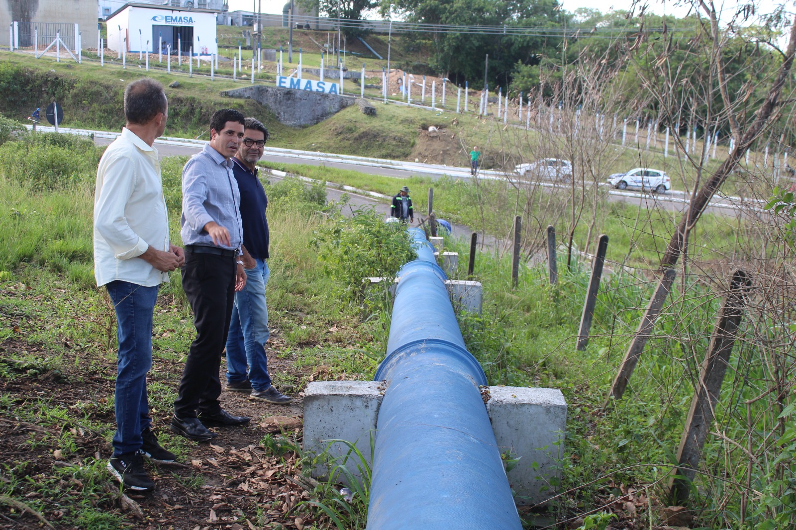 Presidente da EMASA, Ivan Maia, acompanha a execução do serviço de ancoragem na rede adutora do Mais Água.