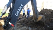 Presidente da EMASA, Ivan Maia e o gerente de Saneamento, Tauan Sampaio, acompanharam o início das obras de implantação da rede de esgoto, na Rua Nossa Senhora das Graças, no Mangabinha.