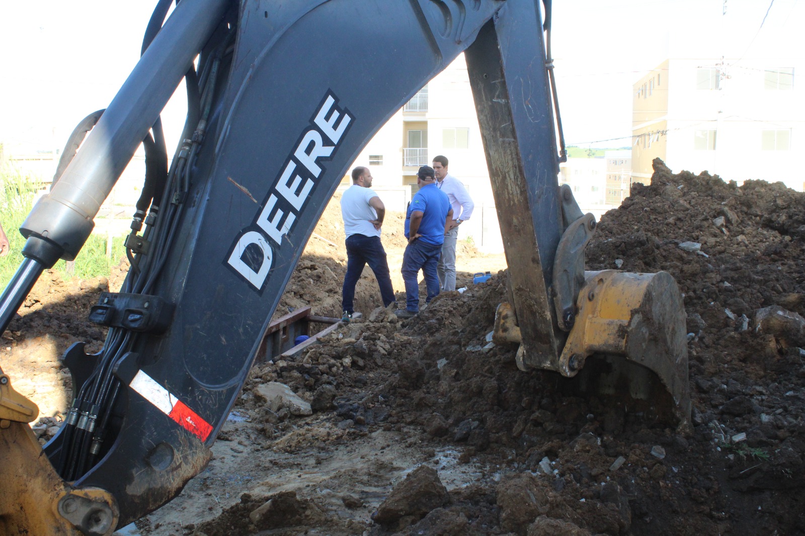 Presidente da EMASA, Ivan Maia e o gerente de Saneamento, Tauan Sampaio, acompanharam o início das obras de implantação da rede de esgoto, na Rua Nossa Senhora das Graças, no Mangabinha.